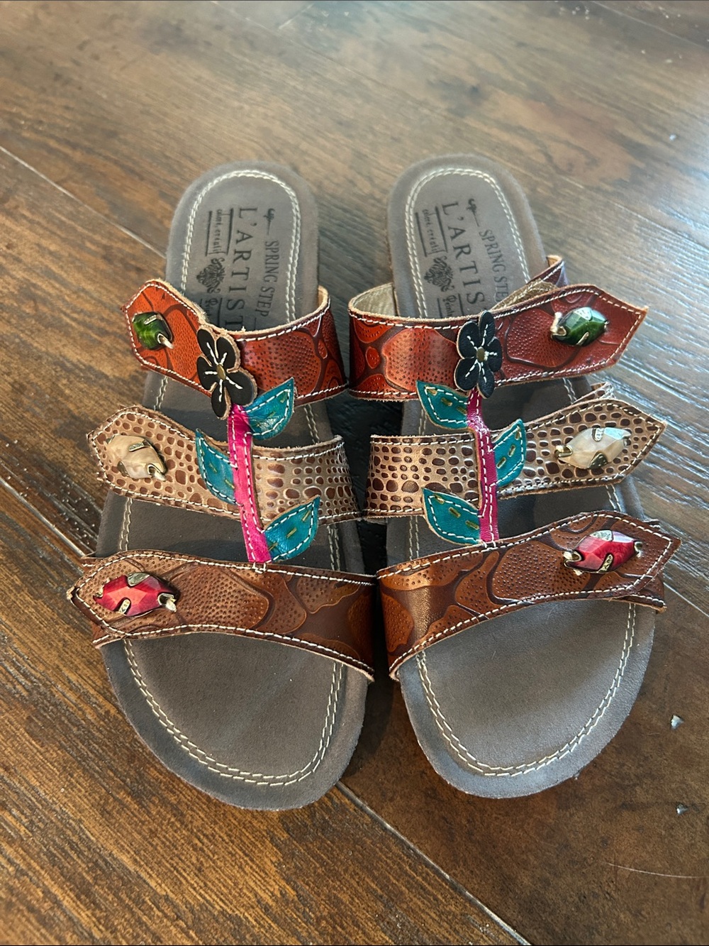 L'Artiste Spring Step Sandals Leather Wedge Floral Gemstone Accents ER 39 US 8.5